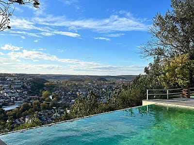 літній панорамний відкритий басейн в заміському відпочинковому комплексі «Панорама HILL» у селі Горішня Вигнанка біля міста Чортків