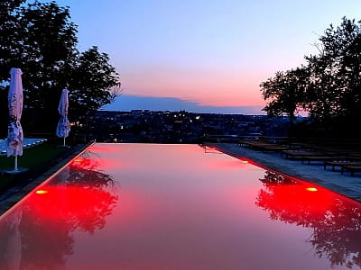 «Панорама HILL» — сучасний заміський відпочинковий комплекс на околиці міста Чортків, що поєднує природну тишу, панорамні краєвиди та продуману інфраструктуру для комфортного відпочинку. 