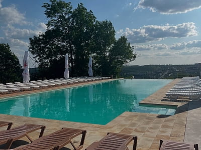 літній панорамний відкритий басейн в заміському відпочинковому комплексі «Панорама HILL» у селі Горішня Вигнанка біля міста Чортків