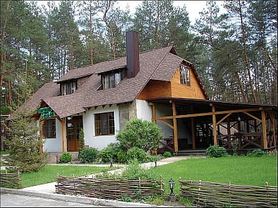 Туристичний комплекс «Перший Кордон» розташований у мальовничій місцевості Чигиринщини, серед вікових сосен і поблизу річки Тясмин.