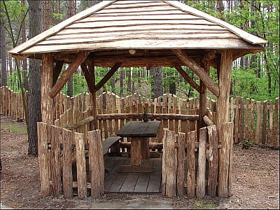 альтанки в сосновому лісі в заміському комплексі «Перший Кордон» в селі Медведівка Черкаської області