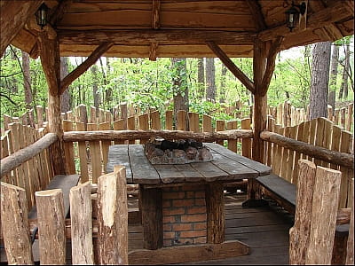 альтанки в сосновому лісі в заміському комплексі «Перший Кордон» в селі Медведівка Черкаської області