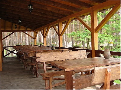 літня тераса ресторана в сосновому лісі в заміському комплексі «Перший Кордон» в селі Медведівка Черкаської області