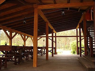 літня тераса ресторана в сосновому лісі в заміському комплексі «Перший Кордон» в селі Медведівка Черкаської області