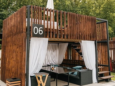 бунгало біля басейну в комплексі відпочинку «Пляж» в місті Тернопіль 