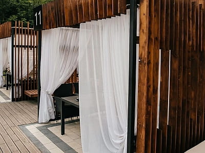 бунгало біля басейну в комплексі відпочинку «Пляж» в місті Тернопіль 