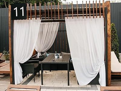 бунгало біля басейну в комплексі відпочинку «Пляж» в місті Тернопіль 