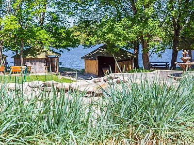 альтанки в заміському комплексі «Рожевий слон» в Кіровоградській області