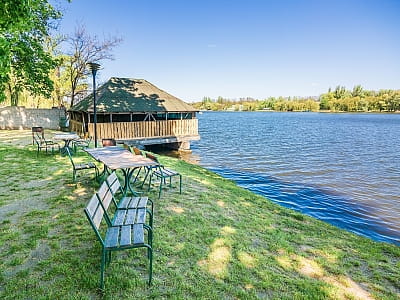 альтанки в заміському комплексі «Рожевий слон» в Кіровоградській області