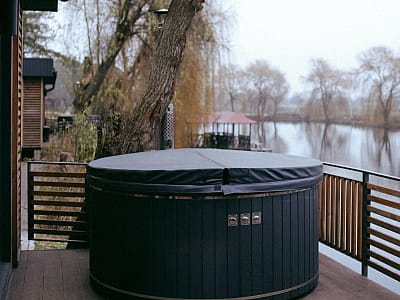 чани джакузі в заміському комплексі "Смерекова Хата" в селі Кімната Тернопільської області