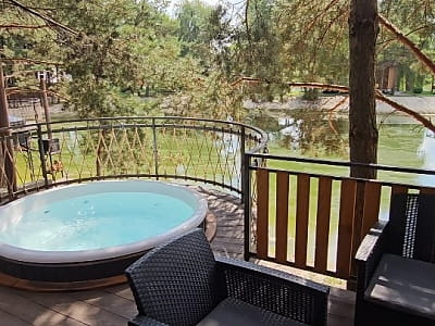 чани джакузі в заміському комплексі "Смерекова Хата" в селі Кімната Тернопільської області