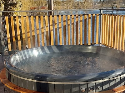 чани джакузі в заміському комплексі "Смерекова Хата" в селі Кімната Тернопільської області