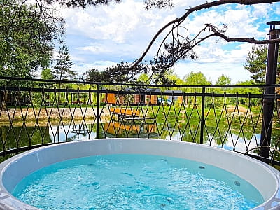 чани джакузі в заміському комплексі "Смерекова Хата" в селі Кімната Тернопільської області