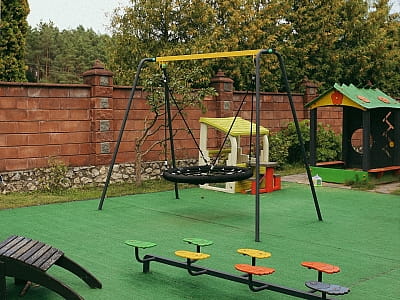 дитячий майданчик в заміському комплексі "Смерекова Хата" в селі Кімната Тернопільської області