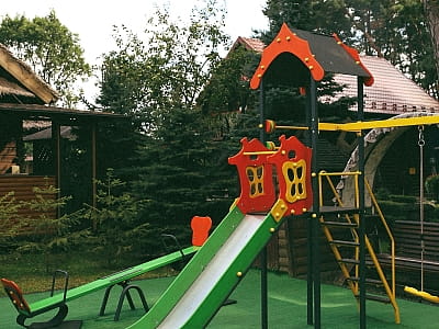 дитячий майданчик в заміському комплексі "Смерекова Хата" в селі Кімната Тернопільської області