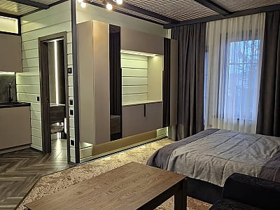 котеджі для великих компаній, окремі будинки, сімейні номери та будиночки на березі озера з панорамними вікнами в заміському комплексі "Смерекова Хата" в селі Кімната Тернопільської області