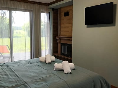 котеджі для великих компаній, окремі будинки, сімейні номери та будиночки на березі озера з панорамними вікнами в заміському комплексі "Смерекова Хата" в селі Кімната Тернопільської області