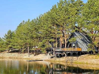 мальовниче озеро в заміському комплексі "Смерекова Хата" в селі Кімната Тернопільської області