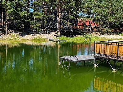 мальовниче озеро в заміському комплексі "Смерекова Хата" в селі Кімната Тернопільської області