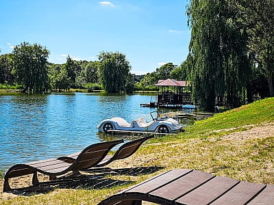 мальовниче озеро в заміському комплексі "Смерекова Хата" в селі Кімната Тернопільської області