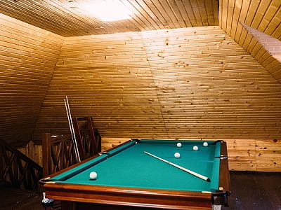 більярд в заміському комплексі "Смерекова Хата" в селі Кімната Тернопільської області