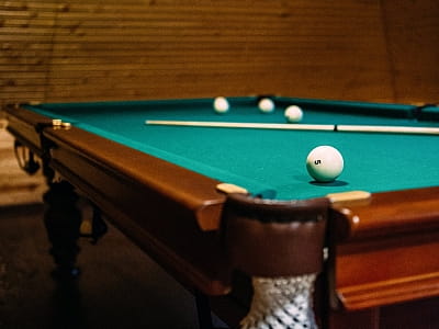 більярд в заміському комплексі "Смерекова Хата" в селі Кімната Тернопільської області