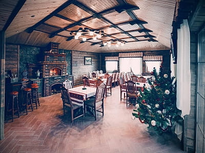 ресторан «М’ята & Мед» в заміському комплексі "Смерекова Хата" в селі Кімната Тернопільської області