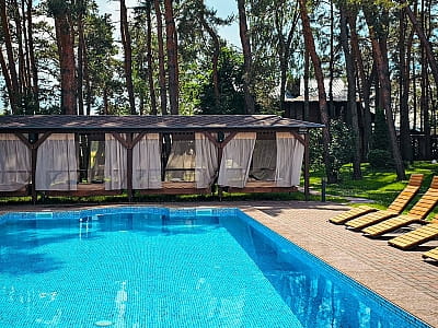 літній відкритий басейн в заміському комплексі "Смерекова Хата" в селі Кімната Тернопільської області