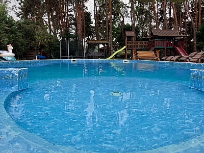 літній відкритий басейн в заміському комплексі "Смерекова Хата" в селі Кімната Тернопільської області