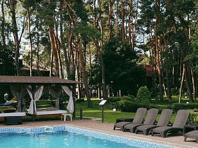 літній відкритий басейн в заміському комплексі "Смерекова Хата" в селі Кімната Тернопільської області