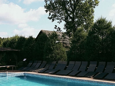 літній відкритий басейн в заміському комплексі "Смерекова Хата" в селі Кімната Тернопільської області