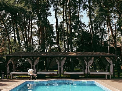 літній відкритий басейн в заміському комплексі "Смерекова Хата" в селі Кімната Тернопільської області