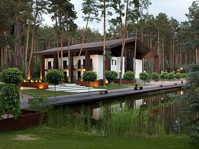 Verholy Relax Park — це автентичний заміський спа-готель, розташований серед соснового лісу в Полтавській області, де кожен гість може поринути в атмосферу спокою та природної гармонії далеко від міського шуму. 