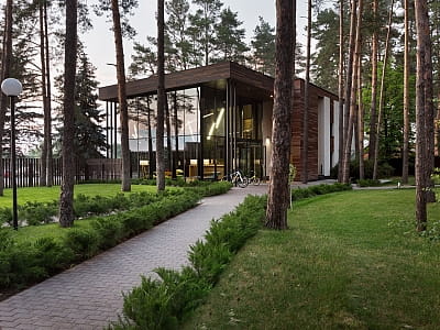 Verholy Relax Park — це автентичний заміський спа-готель, розташований серед соснового лісу в Полтавській області, де кожен гість може поринути в атмосферу спокою та природної гармонії далеко від міського шуму. 