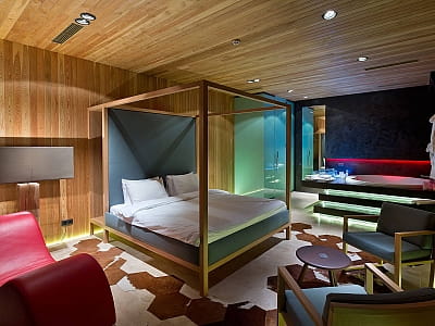 Verholy Relax Park — це автентичний заміський спа-готель, розташований серед соснового лісу в Полтавській області, де кожен гість може поринути в атмосферу спокою та природної гармонії далеко від міського шуму. 