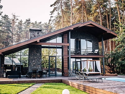 Verholy Relax Park — це автентичний заміський спа-готель, розташований серед соснового лісу в Полтавській області, де кожен гість може поринути в атмосферу спокою та природної гармонії далеко від міського шуму. 