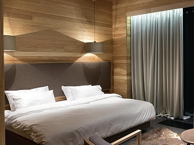 номери у корпусі, просторі котеджі, затишні шале та вілли у заміському комплексі Verholy Relax Park у селі Соснова Полтавської області