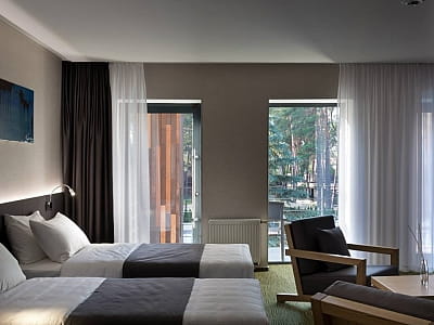 номери у корпусі, просторі котеджі, затишні шале та вілли у заміському комплексі Verholy Relax Park у селі Соснова Полтавської області