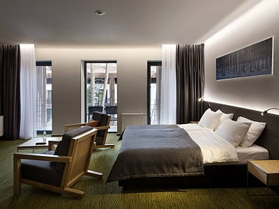 номери у корпусі, просторі котеджі, затишні шале та вілли у заміському комплексі Verholy Relax Park у селі Соснова Полтавської області