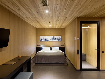 номери у корпусі, просторі котеджі, затишні шале та вілли у заміському комплексі Verholy Relax Park у селі Соснова Полтавської області