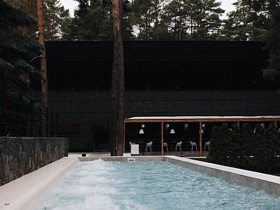 літній відкритий басейн в заміському комплексі Verholy Relax Park в селі Соснова Полтавської області