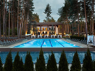 літній відкритий басейн в заміському комплексі Verholy Relax Park в селі Соснова Полтавської області