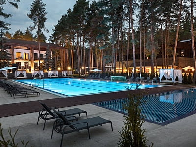 літній відкритий басейн в заміському комплексі Verholy Relax Park в селі Соснова Полтавської області