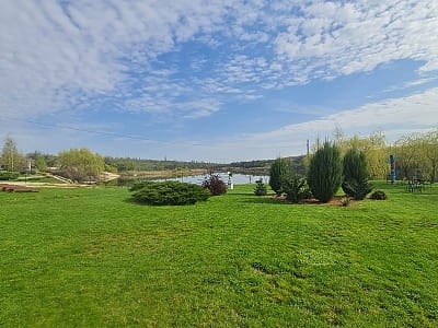 Зелена садиба Ділієва — це заміський комплекс для сімейного та компанійського відпочинку, розташований у мальовничому куточку біля водойми. 