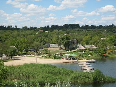 Зелена садиба Ділієва — це заміський комплекс для сімейного та компанійського відпочинку, розташований на березі колишнього Байдаківського розрізу