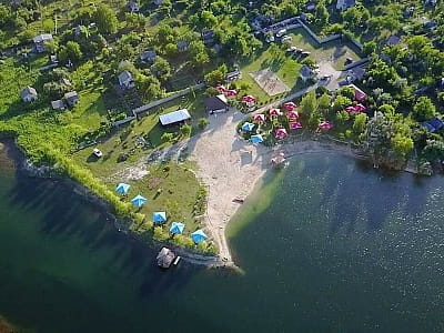 Зелена садиба Ділієва — це заміський комплекс для сімейного та компанійського відпочинку, розташований у мальовничому куточку біля водойми. 