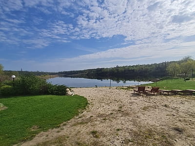Зелена садиба Ділієва — це заміський комплекс для сімейного та компанійського відпочинку, розташований на березі колишнього Байдаківського розрізу