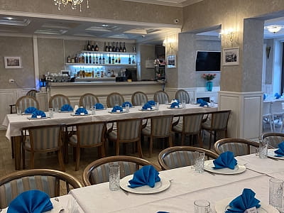 ресторан в готельно-ресторанному комплексі «Златогор» у зеленій зоні міста Лубни