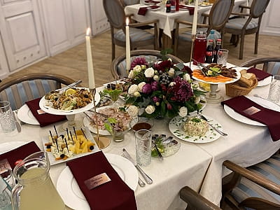 ресторан в готельно-ресторанному комплексі «Златогор» у зеленій зоні міста Лубни