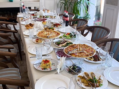 ресторан в готельно-ресторанному комплексі «Златогор» у зеленій зоні міста Лубни